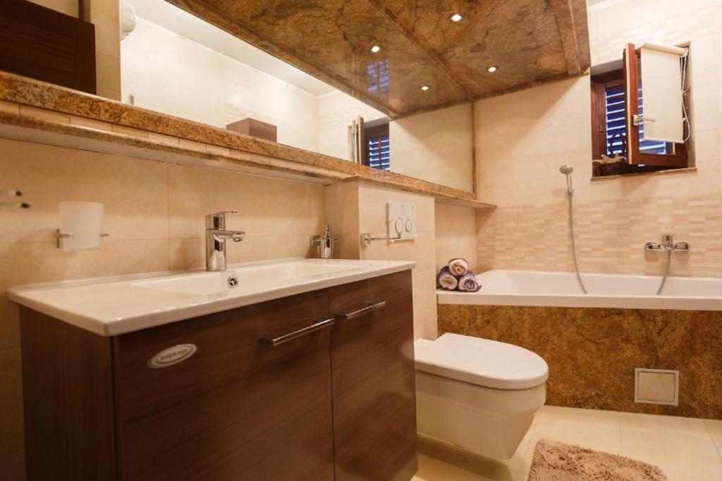 Luxury Apartments Near Bacvice Beach スプリト エクステリア 写真